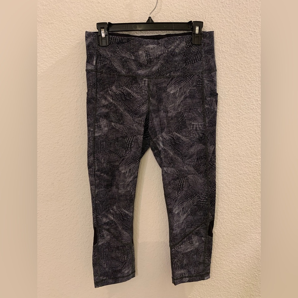 Lululemon Athletica Black and Gray Patterned Cropped Leggings